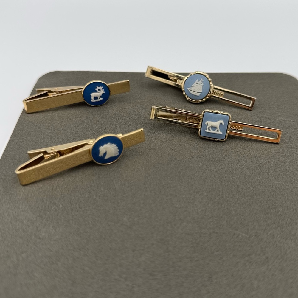 Vintage Wedgwood Gold tone tie clip with Blue‎ Motifs men accessories